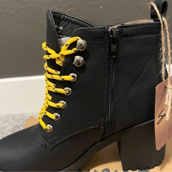 SEVEN7 Women's Flatiron Lug Sole Boots - Picture 12 of 13